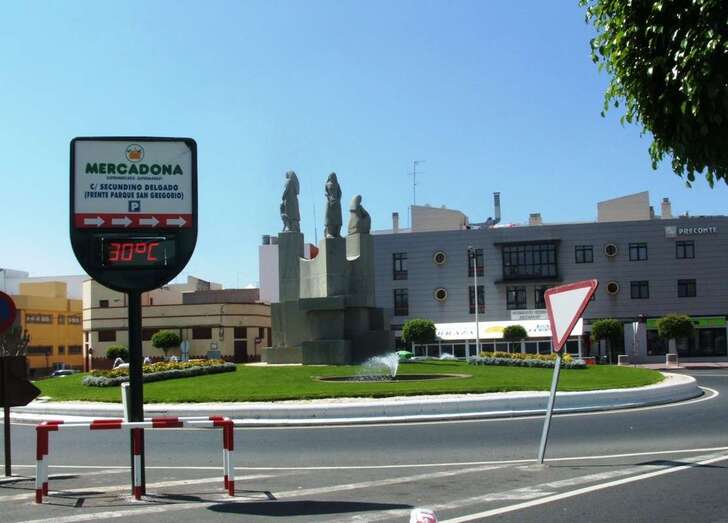 Termómetro callejero marcando 30 grados (Foto TA)